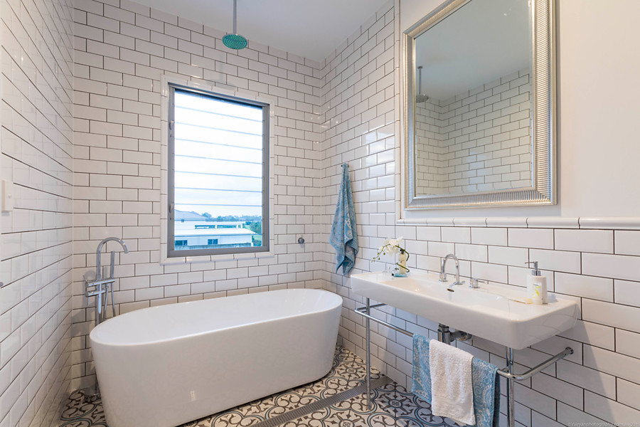 Esempio di una stanza da bagno minimal con vasca freestanding, vasca/doccia, piastrelle bianche, piastrelle diamantate, pareti bianche e pavimento in gres porcellanato