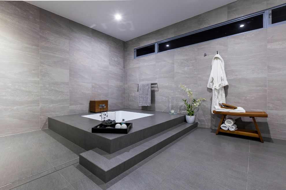 Ispirazione per una grande stanza da bagno padronale design con vasca sottopiano, doccia aperta, piastrelle grigie e pavimento in ardesia