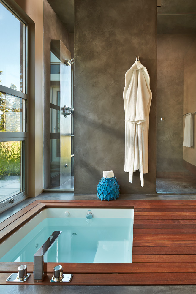 Foto de cuarto de baño contemporáneo con bañera encastrada sin remate y paredes grises