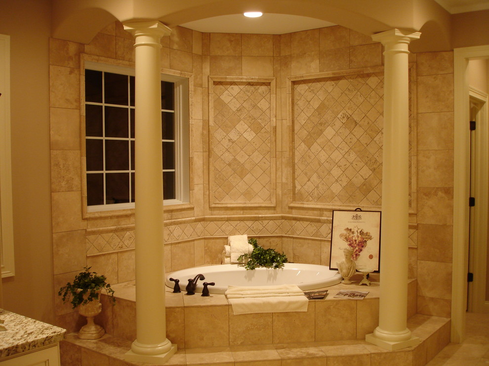Ispirazione per una grande stanza da bagno chic con vasca ad angolo, piastrelle beige, pareti beige, pavimento in travertino, piastrelle in travertino e pavimento beige