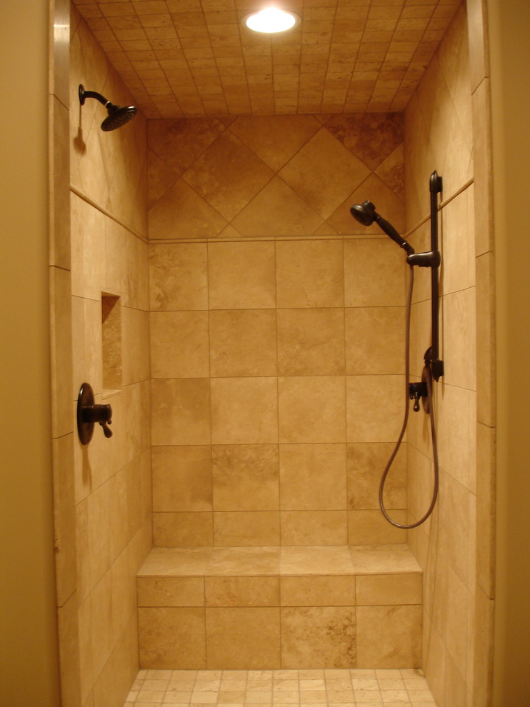 Inspiration för ett vintage badrum, med en öppen dusch, beige kakel, stenkakel, beige väggar och travertin golv