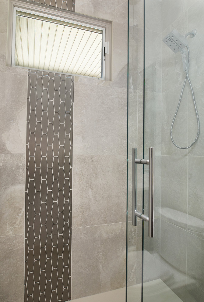 Modern inredning av ett beige beige badrum, med släta luckor, bruna skåp, en dusch i en alkov, grå kakel, stenkakel, vita väggar, klinkergolv i porslin, marmorbänkskiva, vitt golv och dusch med gångjärnsdörr
