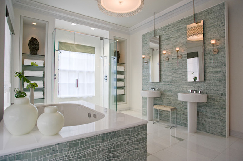 На фото: большая главная ванная комната в стиле неоклассика (современная классика) с полновстраиваемой ванной, душем в нише, синей плиткой, плиткой мозаикой, белыми стенами, раковиной с пьедесталом, белым полом и душем с распашными дверями