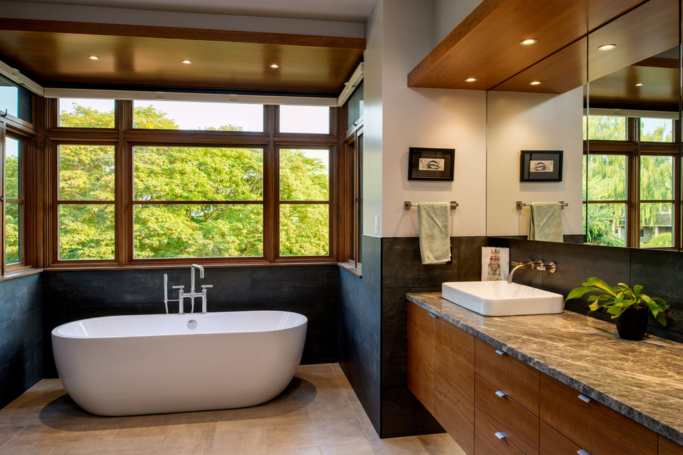Свежая идея для дизайна: большая главная ванная комната в современном стиле с плоскими фасадами, фасадами цвета дерева среднего тона, отдельно стоящей ванной, черной плиткой, белыми стенами, настольной раковиной, разноцветной столешницей, двойным душем, полом из керамогранита, мраморной столешницей, серым полом и душем с распашными дверями - отличное фото интерьера