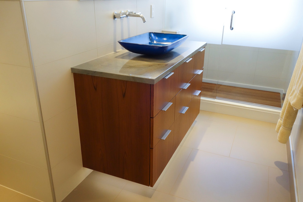 This is an example of a midcentury bathroom in Seattle.