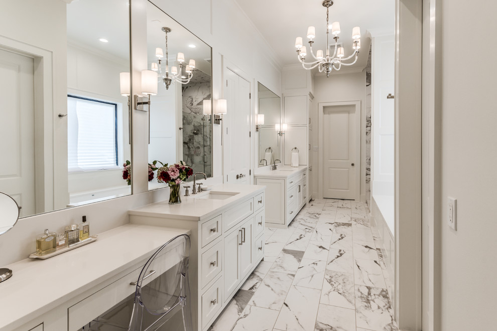 Idéer för att renovera ett stort vintage vit vitt en-suite badrum, med skåp i shakerstil, vita skåp, grå kakel, marmorkakel, vita väggar, marmorgolv, ett undermonterad handfat, bänkskiva i kvarts och vitt golv