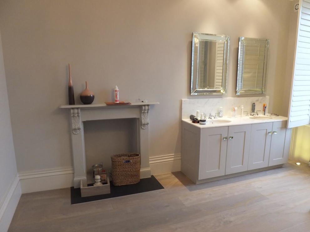 Mittelgroßes Uriges Badezimmer mit Toilette mit Aufsatzspülkasten und hellem Holzboden in London