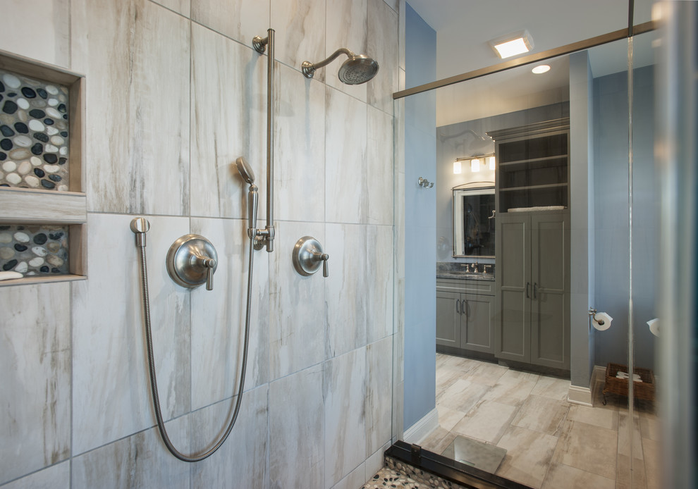 Idéer för att renovera ett stort funkis en-suite badrum, med luckor med infälld panel, en dusch i en alkov, grå kakel, keramikplattor, blå väggar, klinkergolv i keramik, ett undermonterad handfat och granitbänkskiva