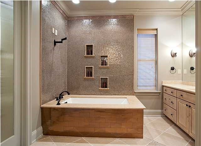 Foto på ett mellanstort eklektiskt en-suite badrum, med luckor med upphöjd panel, skåp i ljust trä, marmorbänkskiva, ett undermonterat badkar, beige kakel, tunnelbanekakel och kalkstensgolv