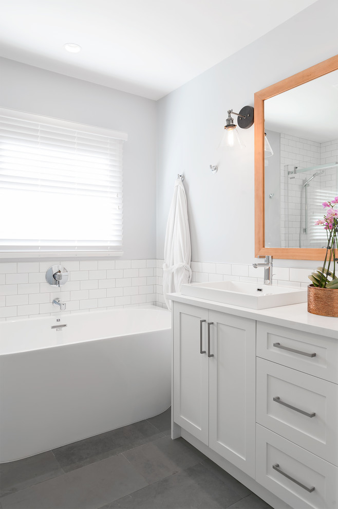 Foto di una stanza da bagno classica con ante in stile shaker, ante bianche, vasca freestanding, piastrelle bianche, piastrelle diamantate, pareti grigie, lavabo da incasso e pavimento grigio
