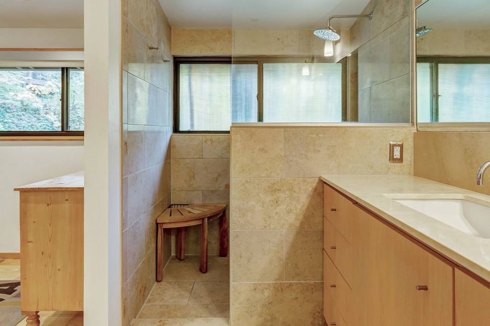 Идея дизайна: маленькая главная ванная комната в стиле ретро с плоскими фасадами, светлыми деревянными фасадами, открытым душем, унитазом-моноблоком, бежевой плиткой, плиткой из известняка, белыми стенами, полом из известняка, врезной раковиной, мраморной столешницей, бежевым полом и открытым душем для на участке и в саду