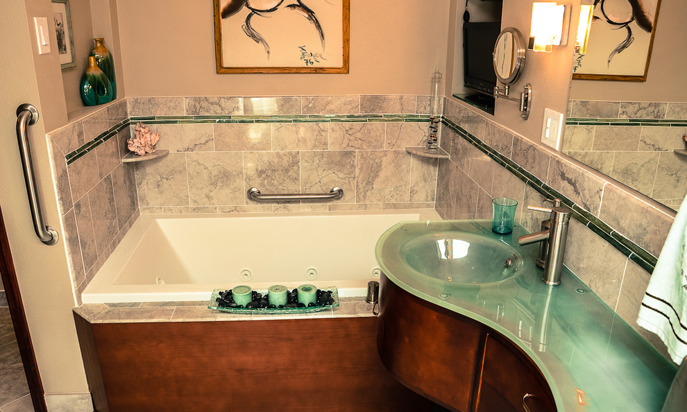 Cette photo montre une salle de bain tendance en bois foncé avec un lavabo suspendu, un plan de toilette en verre et une baignoire posée.