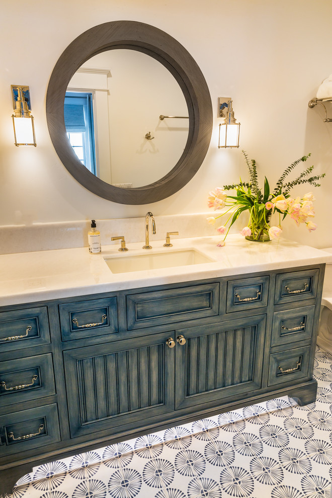 Idéer för mellanstora maritima vitt badrum, med luckor med profilerade fronter, blå skåp, beige väggar, cementgolv, ett undermonterad handfat, bänkskiva i kvarts och vitt golv