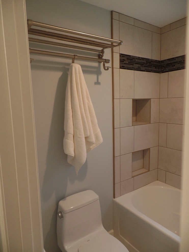 Example of a mid-sized transitional kids' gray tile and porcelain tile porcelain tile bathroom design in Nashville with an undermount sink, shaker cabinets, gray cabinets, quartz countertops, a one-piece toilet and green walls