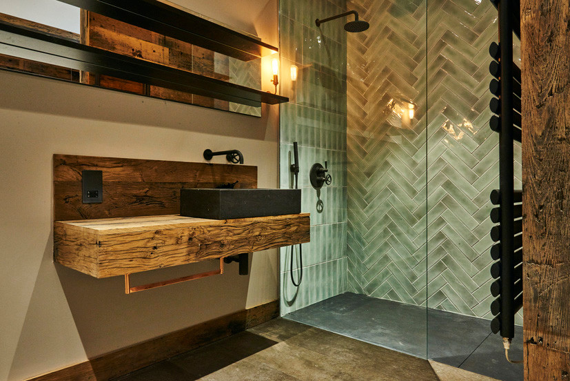Стильный дизайн: детская ванная комната среднего размера в современном стиле с открытым душем, унитазом-моноблоком, полом из фанеры, накладной раковиной и столешницей из дерева - последний тренд