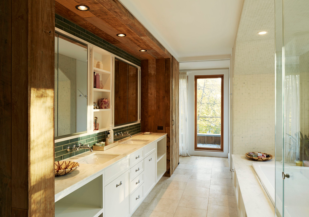 Aménagement d'une salle de bain principale asiatique avec un placard à porte plane, des portes de placard blanches, une baignoire posée, un mur beige, un lavabo encastré et un sol beige.