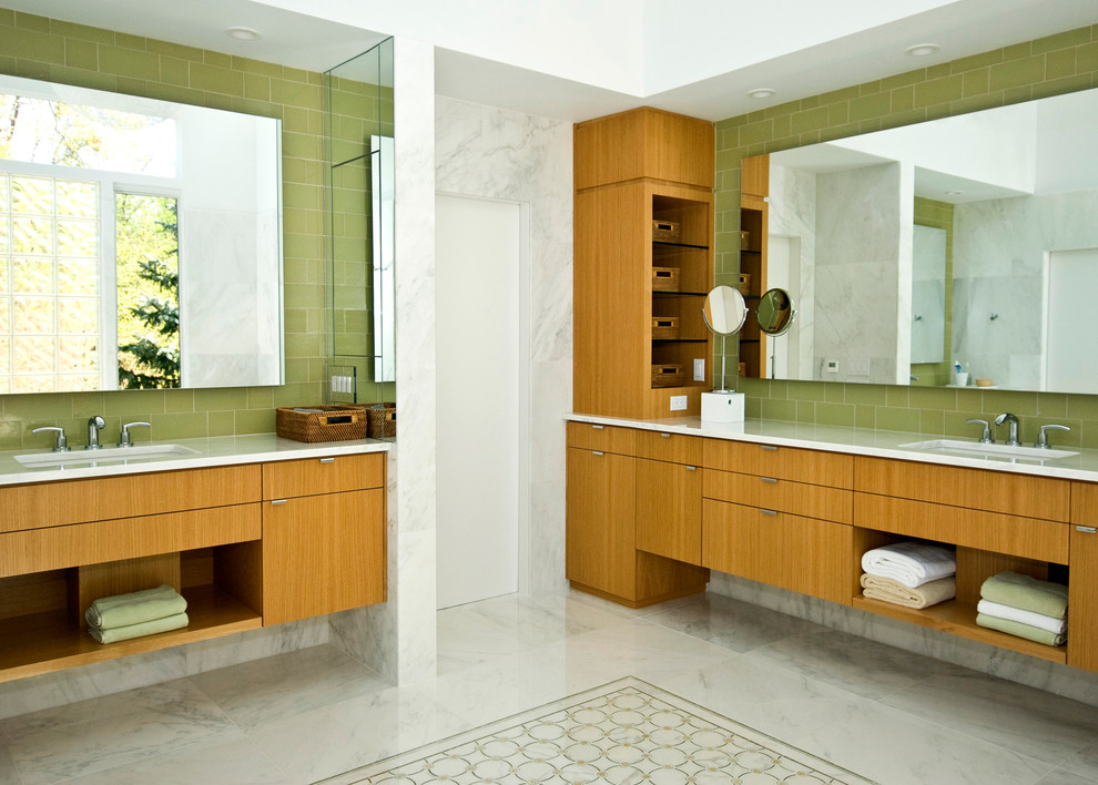 Inspiration pour une salle de bain design en bois brun avec un lavabo encastré, un placard à porte plane et un carrelage vert.