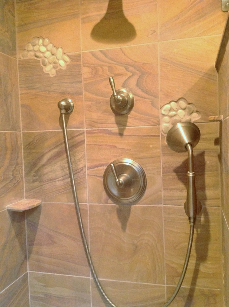 Kleines Klassisches Badezimmer En Suite mit Duschnische, farbigen Fliesen, Steinfliesen und Mosaik-Bodenfliesen in New York