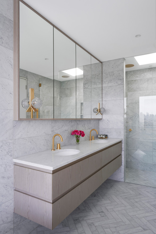 Immagine di una grande stanza da bagno padronale design con ante lisce, ante grigie, doccia alcova, pareti grigie, lavabo sottopiano, pavimento grigio e top bianco