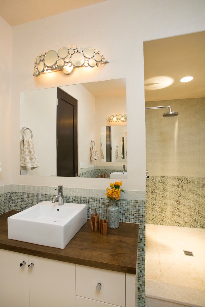 チャールストンにあるトロピカルスタイルのおしゃれな浴室の写真