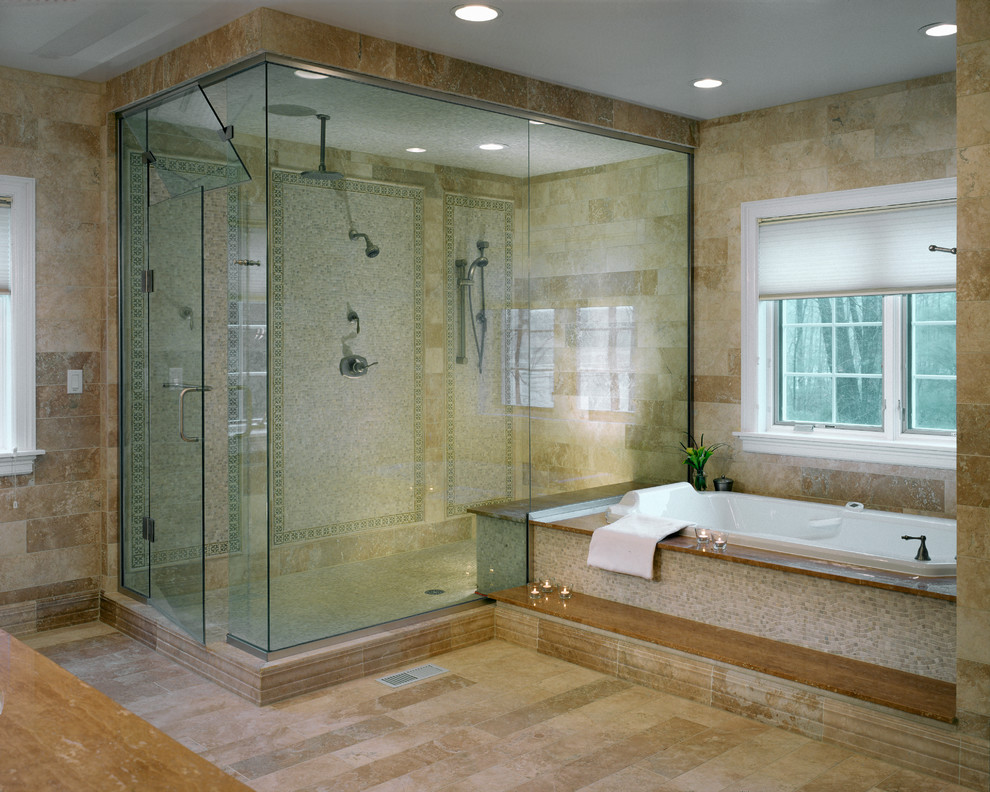 Idéer för stora funkis en-suite badrum, med ett platsbyggt badkar, en hörndusch, beige kakel, stenkakel, beige väggar, klinkergolv i keramik och träbänkskiva