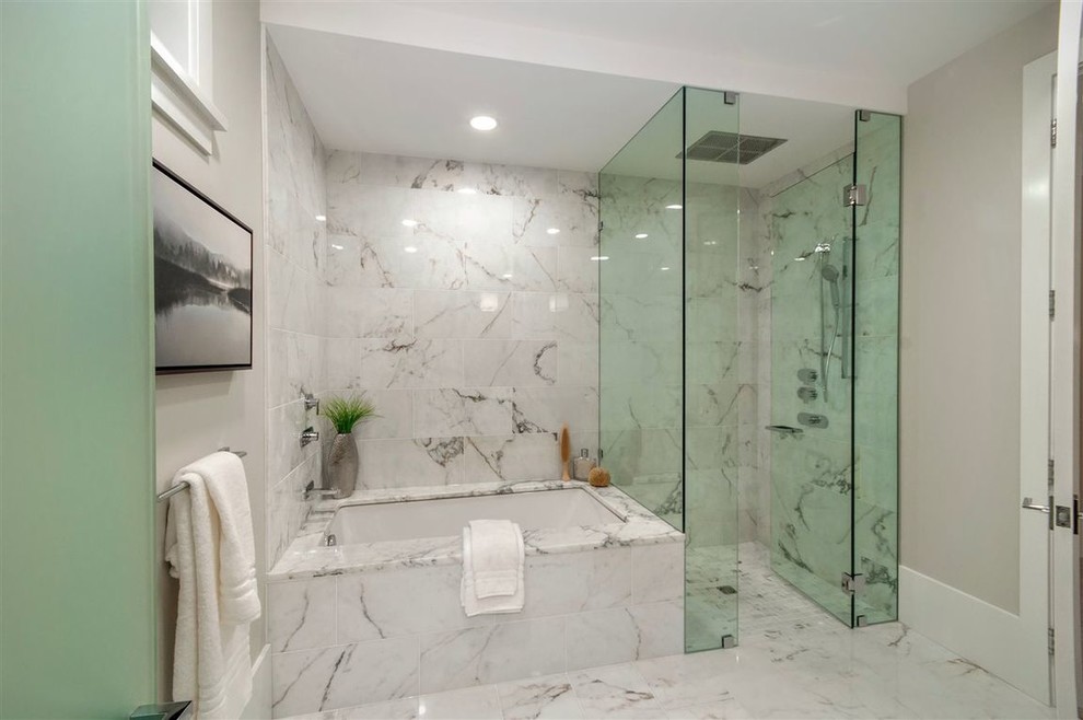 Esempio di una stanza da bagno padronale minimal di medie dimensioni con vasca ad angolo, doccia a filo pavimento, piastrelle bianche, piastrelle di marmo, pareti bianche, pavimento in marmo, pavimento bianco e porta doccia a battente