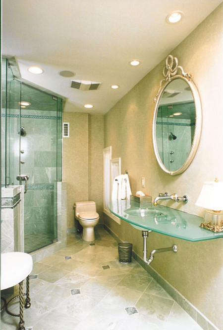 Idee per una stanza da bagno padronale tradizionale con doccia alcova, piastrelle grigie, piastrelle in gres porcellanato, pareti beige, pavimento in gres porcellanato, lavabo integrato e top in vetro
