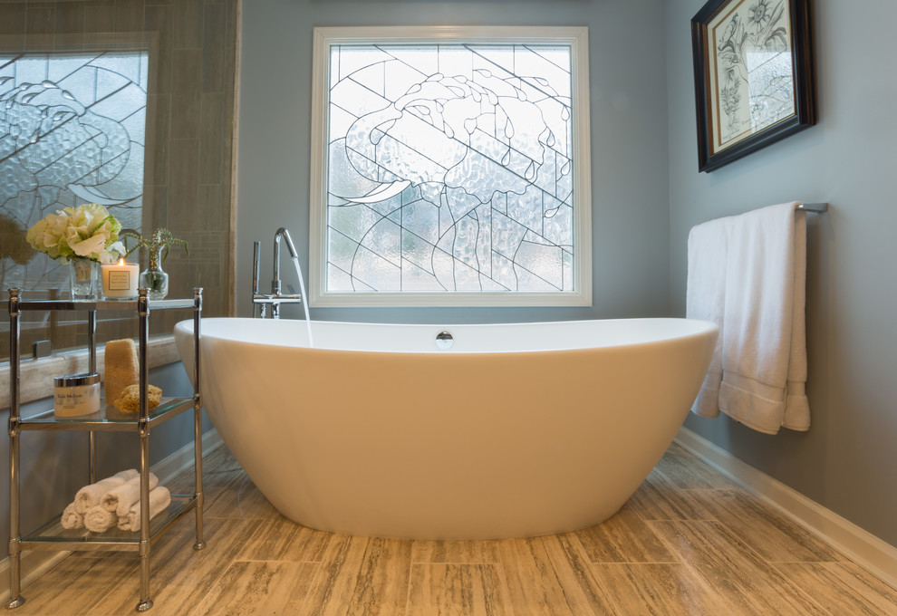 Réalisation d'une salle de bain principale tradition en bois brun de taille moyenne avec un lavabo posé, un placard en trompe-l'oeil, un plan de toilette en granite, une baignoire indépendante, une douche d'angle, un mur bleu, un sol en travertin, un sol marron, une fenêtre et meuble double vasque.