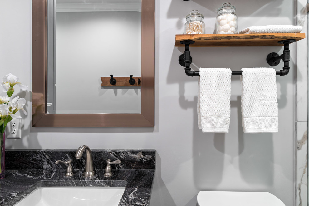 Пример оригинального дизайна: главная ванная комната среднего размера в стиле неоклассика (современная классика) с фасадами в стиле шейкер, серыми фасадами, открытым душем, раздельным унитазом, белой плиткой, керамогранитной плиткой, серыми стенами, полом из керамогранита, врезной раковиной, столешницей из гранита, серым полом, душем с раздвижными дверями и черной столешницей