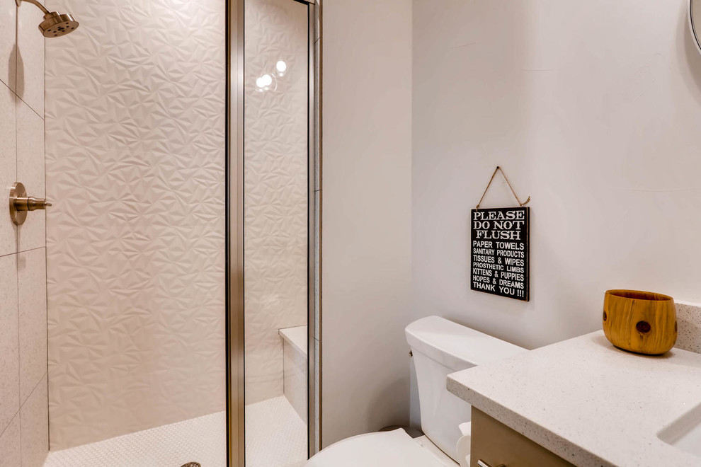 Ejemplo de cuarto de baño tradicional renovado pequeño con armarios estilo shaker, puertas de armario beige, ducha empotrada, aseo y ducha, lavabo bajoencimera, encimera de cuarzo compacto, ducha con puerta con bisagras y encimeras blancas