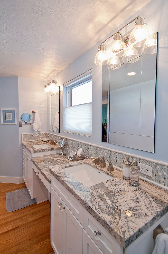 Стильный дизайн: главная ванная комната среднего размера в стиле неоклассика (современная классика) с врезной раковиной, фасадами с утопленной филенкой, белыми фасадами, столешницей из гранита, отдельно стоящей ванной, двойным душем, раздельным унитазом, разноцветной плиткой, плиткой мозаикой, синими стенами, паркетным полом среднего тона и коричневым полом - последний тренд