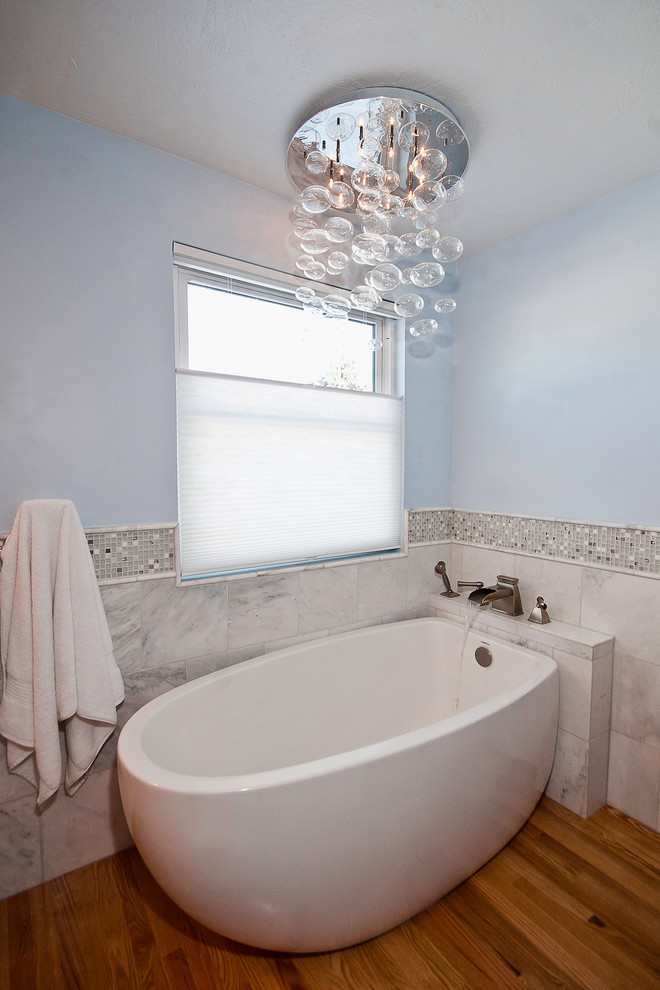 Источник вдохновения для домашнего уюта: главная ванная комната среднего размера в стиле неоклассика (современная классика) с врезной раковиной, фасадами с утопленной филенкой, белыми фасадами, столешницей из гранита, отдельно стоящей ванной, двойным душем, раздельным унитазом, разноцветной плиткой, плиткой мозаикой, синими стенами и паркетным полом среднего тона