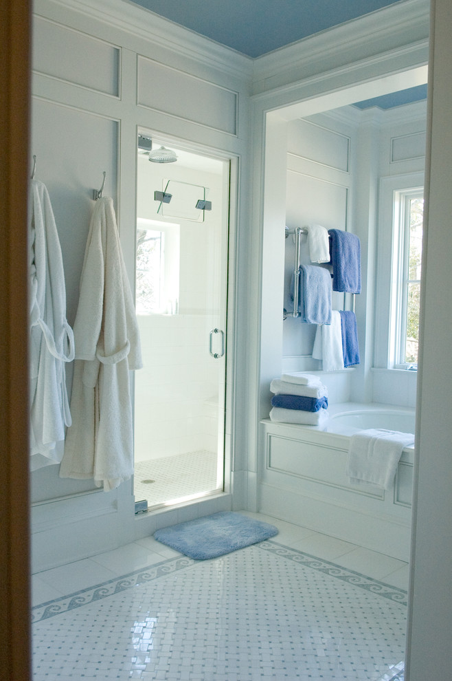 Immagine di una stanza da bagno costiera con lavabo sottopiano e doccia alcova
