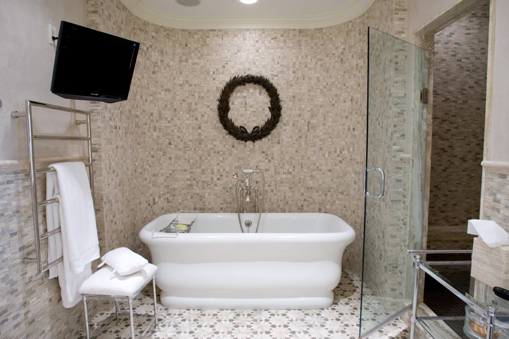 Imagen de cuarto de baño rectangular tradicional con bañera exenta