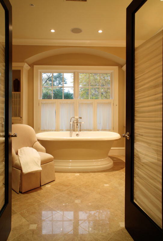 Cette image montre une salle de bain traditionnelle.