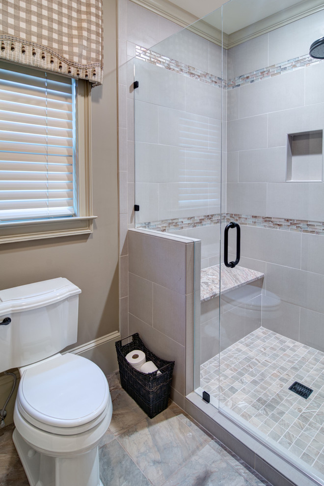 Foto på ett mellanstort vintage badrum, med en toalettstol med separat cisternkåpa, beige kakel, porslinskakel, bruna väggar, klinkergolv i porslin, granitbänkskiva, skåp i mellenmörkt trä, en dusch i en alkov, ett undermonterad handfat, beiget golv och dusch med gångjärnsdörr