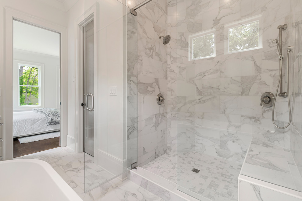 Klassisches Badezimmer En Suite mit verzierten Schränken, weißen Schränken, freistehender Badewanne, Doppeldusche und Granit-Waschbecken/Waschtisch in Atlanta