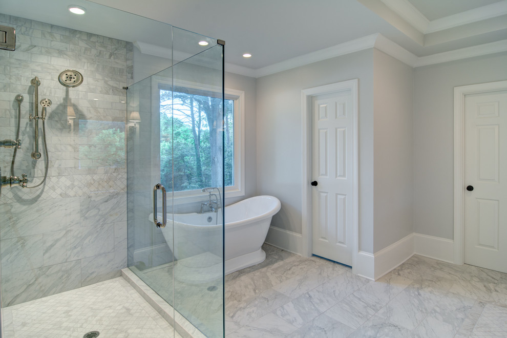 На фото: большая главная ванная комната в стиле неоклассика (современная классика) с отдельно стоящей ванной, угловым душем, белой плиткой, каменной плиткой, белыми стенами и мраморным полом