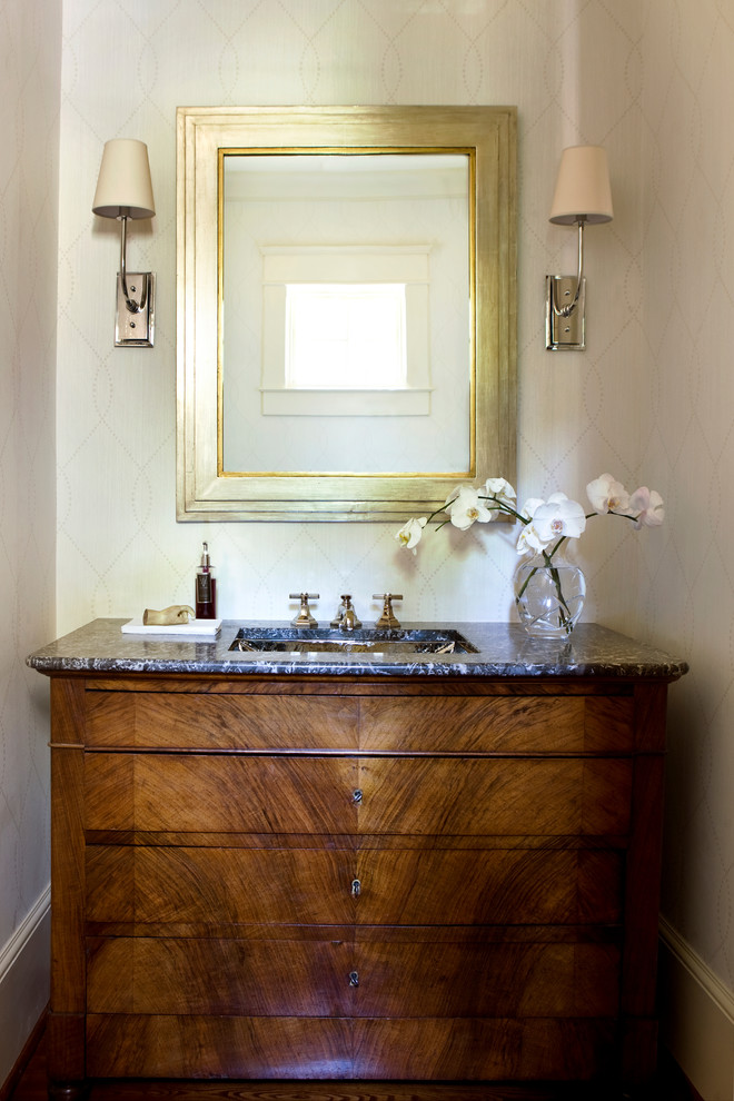 Mittelgroßes Klassisches Badezimmer mit dunklen Holzschränken, beiger Wandfarbe und Marmor-Waschbecken/Waschtisch in Atlanta