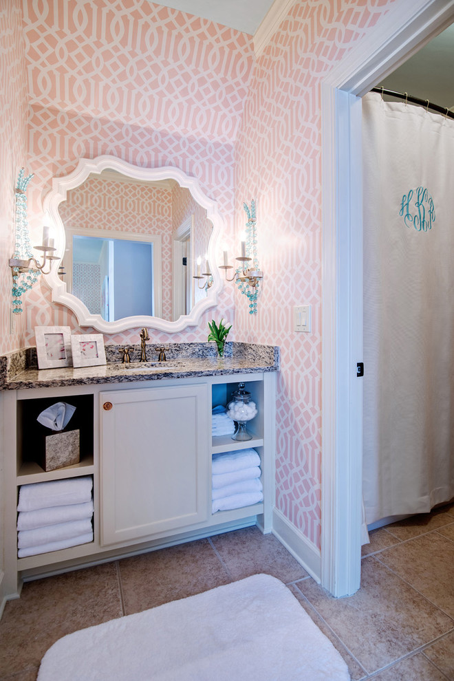 Modelo de cuarto de baño infantil tradicional renovado grande con armarios con paneles con relieve, puertas de armario beige y encimera de granito