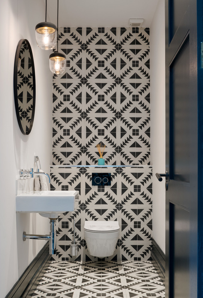 На фото: маленькая ванная комната в современном стиле с инсталляцией, черно-белой плиткой, подвесной раковиной и разноцветным полом для на участке и в саду