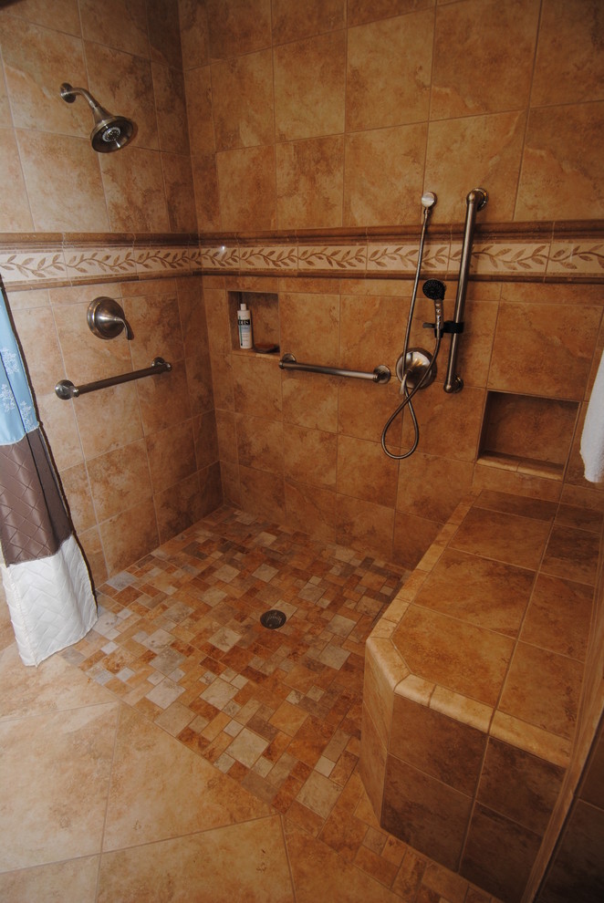 ヒューストンにあるトラディショナルスタイルのおしゃれな浴室の写真