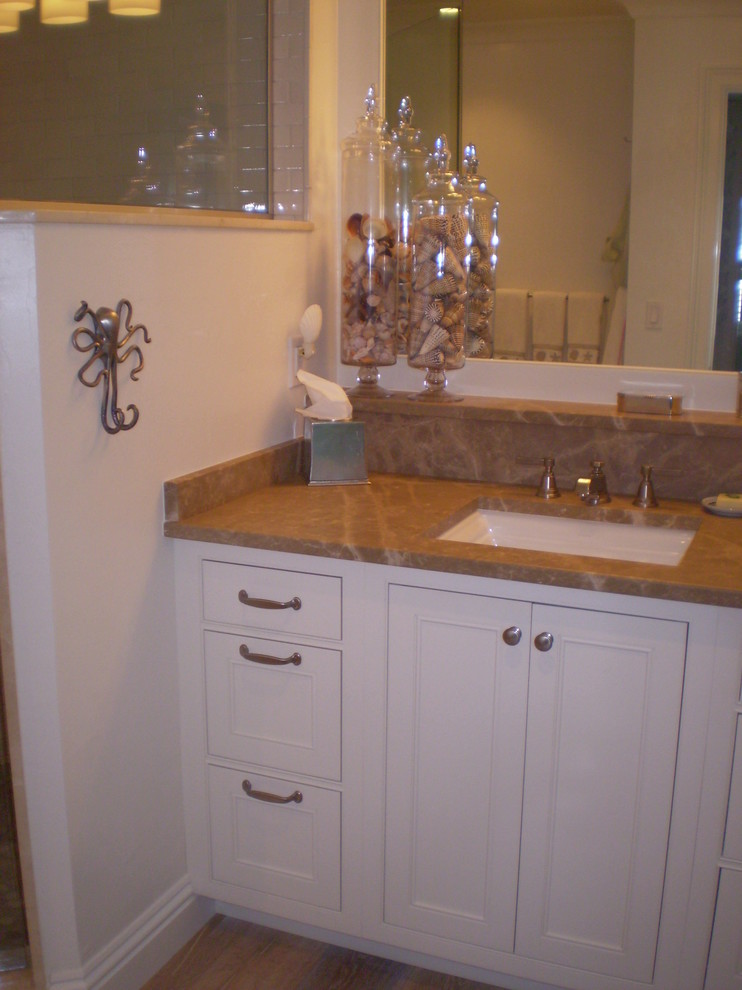 Exempel på ett mellanstort exotiskt en-suite badrum, med luckor med profilerade fronter, vita skåp, bänkskiva i kalksten, vita väggar och ljust trägolv