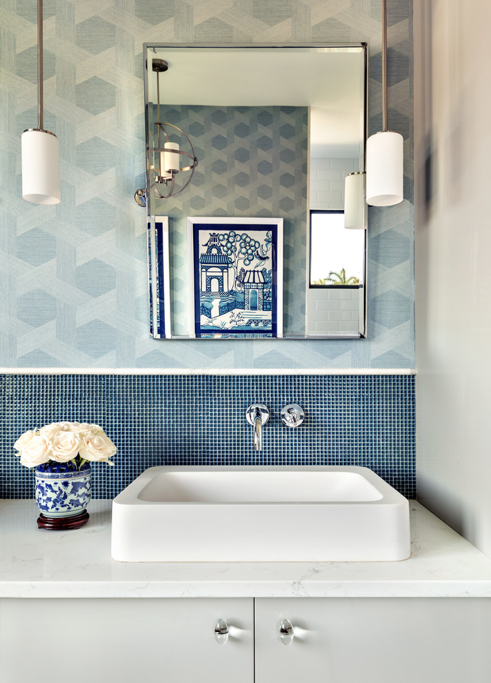 マイアミにあるアジアンスタイルのおしゃれな浴室 (フラットパネル扉のキャビネット、グレーのキャビネット、青いタイル、モザイクタイル、青い壁、ベッセル式洗面器、白い洗面カウンター) の写真