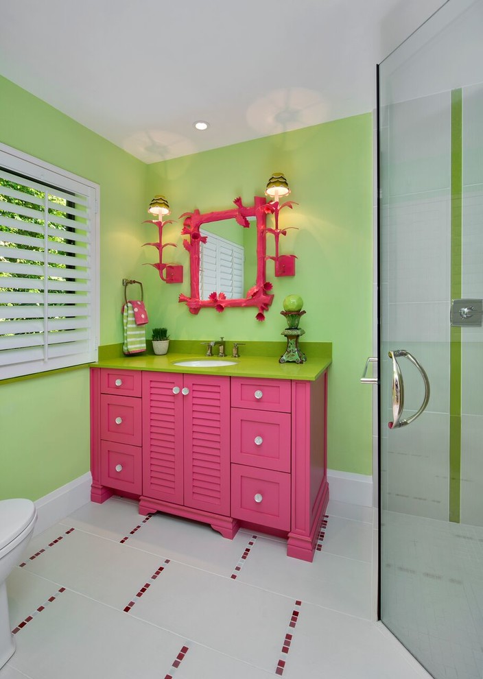 Eklektisk inredning av ett mellanstort grön grönt badrum, med en öppen dusch, en toalettstol med hel cisternkåpa, grå kakel, porslinskakel, gröna väggar, klinkergolv i porslin, ett undermonterad handfat, bänkskiva i akrylsten, vitt golv, dusch med gångjärnsdörr och luckor med lamellpanel