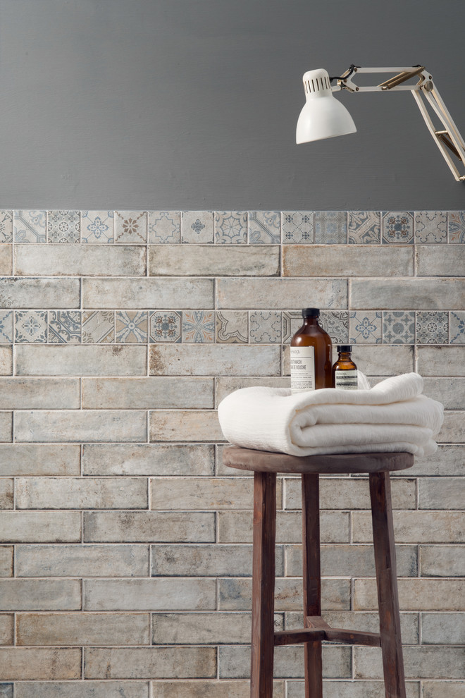 На фото: ванная комната в стиле фьюжн с разноцветной плиткой, керамогранитной плиткой и серыми стенами