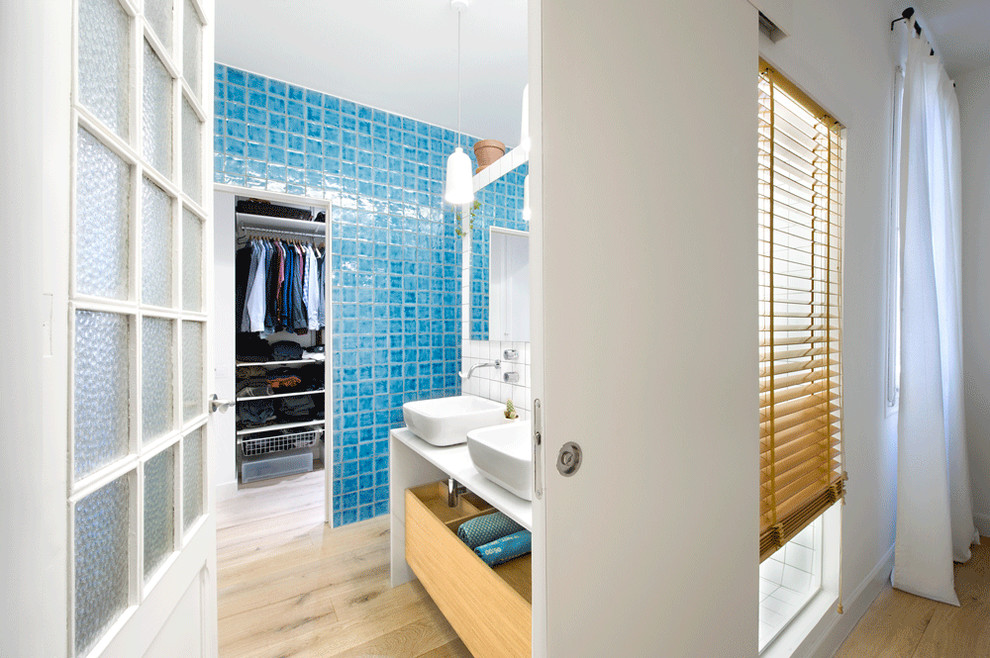 マドリードにある北欧スタイルのおしゃれな浴室の写真