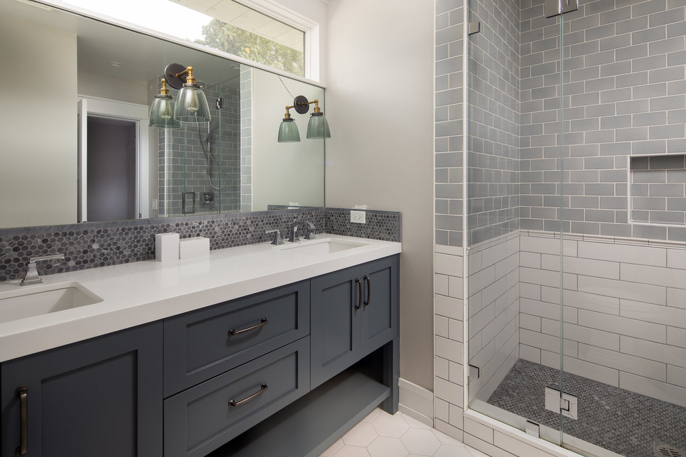 Mittelgroßes Uriges Badezimmer mit Eckdusche, grauen Fliesen, Einbauwaschbecken, weißem Boden und Falttür-Duschabtrennung in Los Angeles
