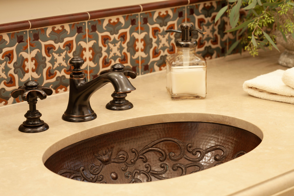 Foto di una stanza da bagno con doccia mediterranea con piastrelle in terracotta, pareti bianche e top in pietra calcarea