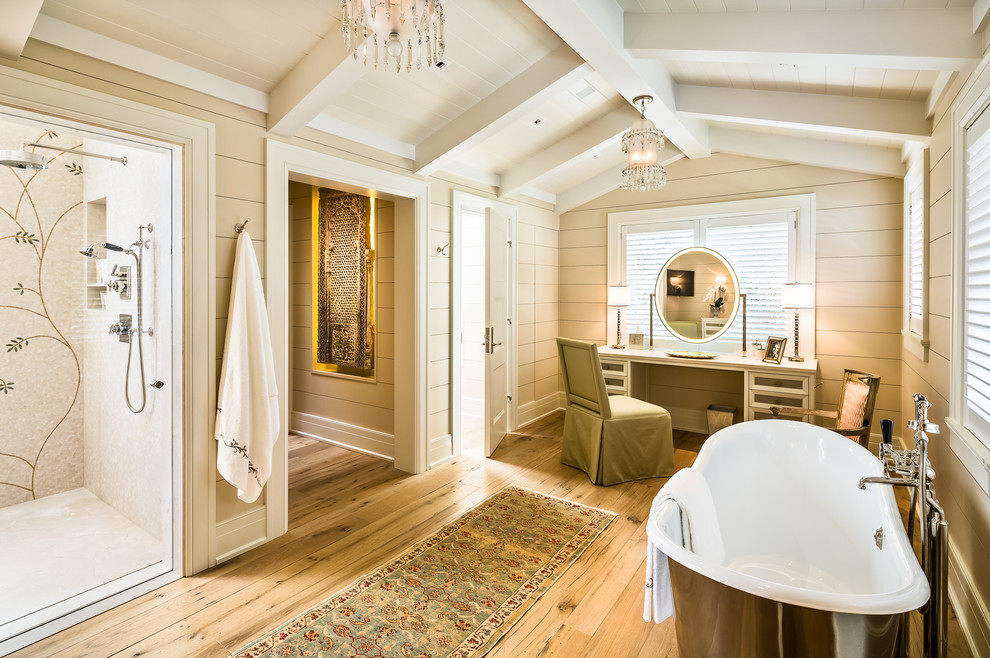 Стильный дизайн: большая главная ванная комната в морском стиле с отдельно стоящей ванной, душем в нише, плиткой мозаикой и бежевыми стенами - последний тренд